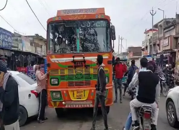 चलती बस में लगा झटका और चली गई यात्री की जान- ड्राइवर थाने लेकर..