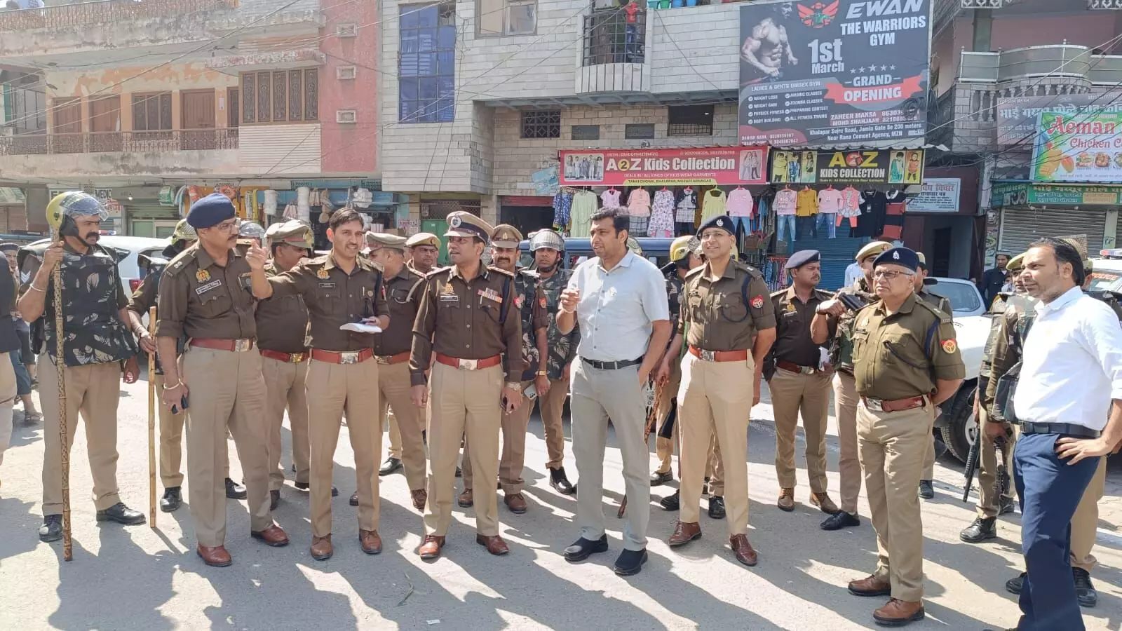 फोर्स के साथ डीएम SSP ने फ्लैग मार्च कर कराया सुरक्षा का एहसास