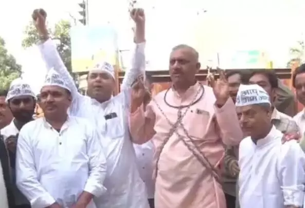 बेड़ियां पहनकर MLA ने किया केजरीवाल की गिरफ्तारी का विरोध