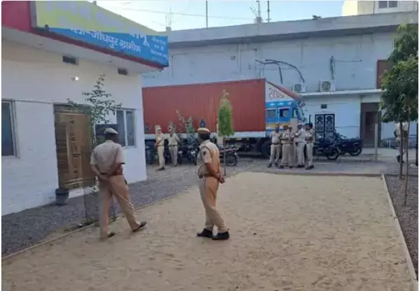 पुलिस पर हमला कर कांस्टेबल का तोड़ा हाथ- SHO को बनाया बंधक