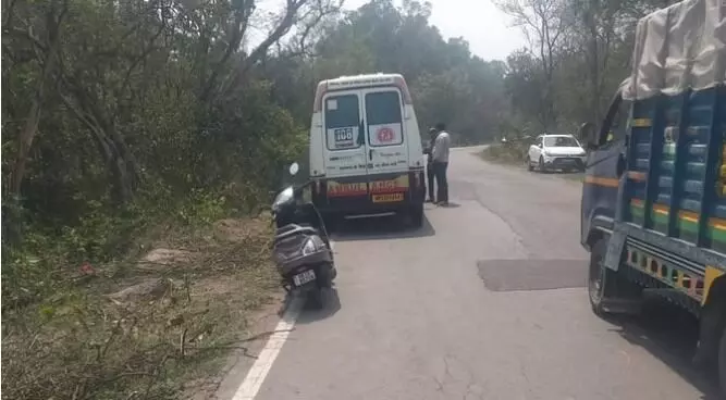 सवारियां लेकर जा रही रोडवेज बस सड़क किनारे पलटी- जख्मी यात्रियों को...