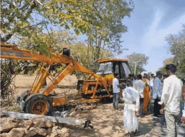 सड़क किनारे बाइक के साथ खड़े दंपति को क्रेन ने मारी टक्कर- महिला की मौत