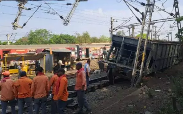 बिना इंजन के ट्रैक पर दौड़ी मालगाड़ी- पटरी से उतरे पांच डिब्बे