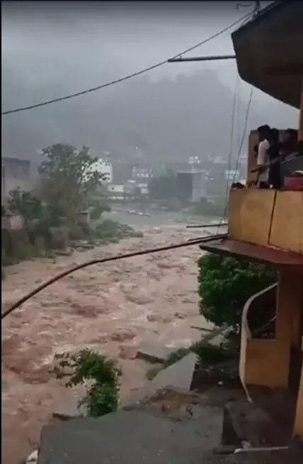 बारिश के दौरान फटे बादल से आया सूखी नदी में पानी का सैलाब- कई घरों....