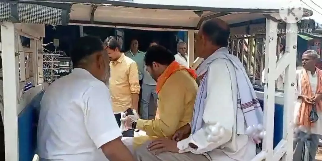 मंत्री ई रिक्शा में बैठकर कर रहे हैं BJP प्रत्याशी का प्रचार- वीडियो..