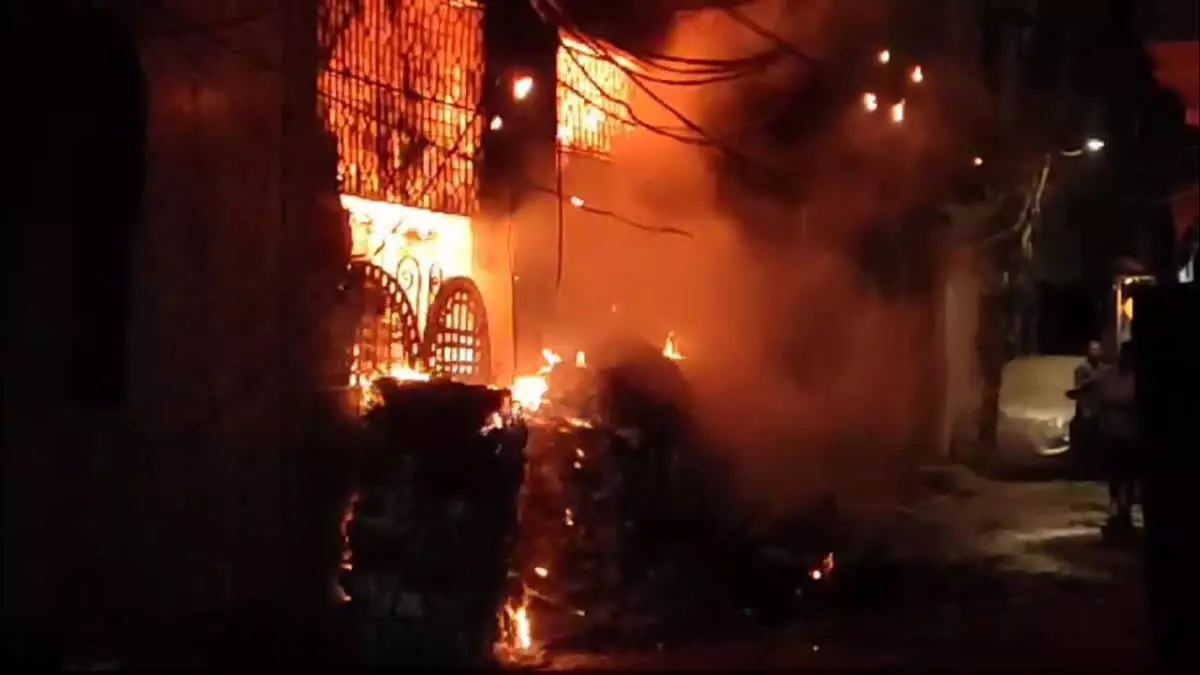 दो मंजिला इमारत में धधकी आग- झुलसे मजदूर की टूटी सांसों की डोर