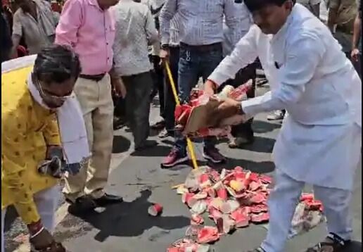 प्याऊ पर पहुंचे मंत्री कपिल देव ने उठाये डिस्पोजल गिलास- झाड़ू लगाकर की सफाई