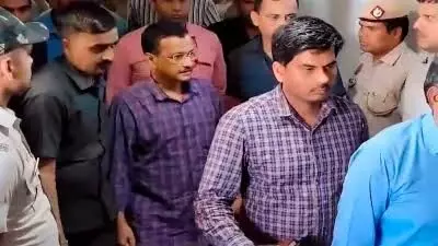 हाईकोर्ट ने निचली अदालत का फैसला पलटा- केजरीवाल को रहना होगा...