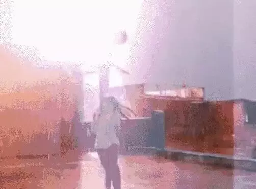 दोस्त के साथ डांस शूट करने छत पर पहुंची लड़की पर गिरी बिजली