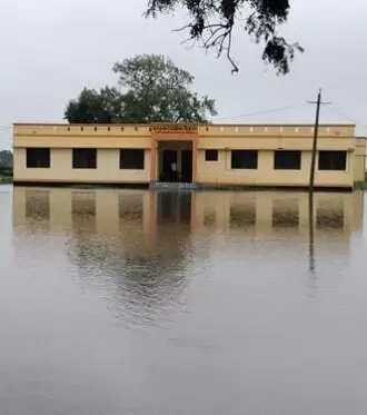 बारिश का सितम जारी- रास्ते हुए अवरुद्ध दो दिनों के लिए स्कूल बंद