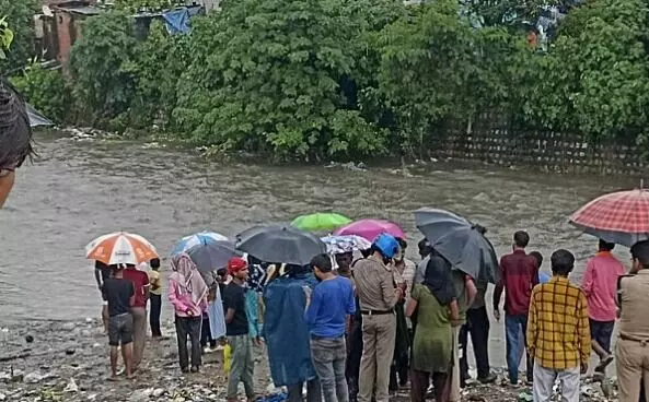 बारिश में नहाते समय फिसला पैर- नदी में बह गई किशोरी