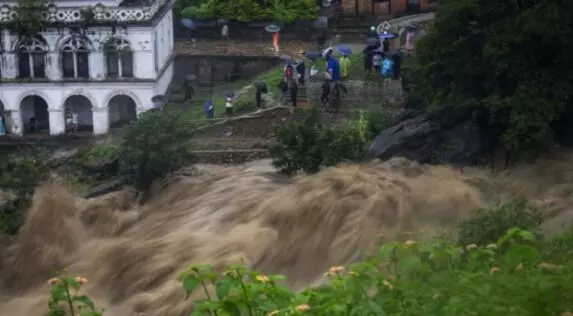 बड़ा हादसा- लैंडस्लाइड के बाद नदी में बह गई दो बसें- 63 यात्री लापता