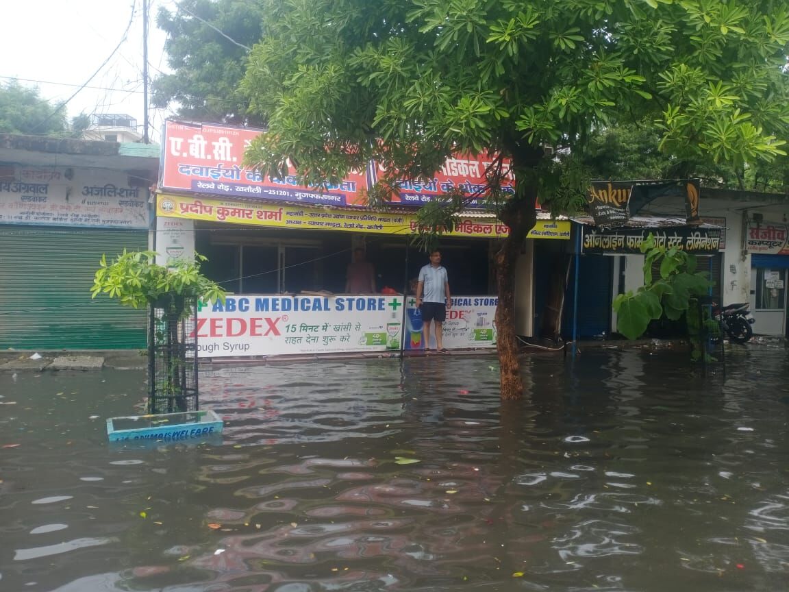 झमाझम बारिश ने किये सड़कों पर नाव चलाने के हालात- दुकानों मकान में...