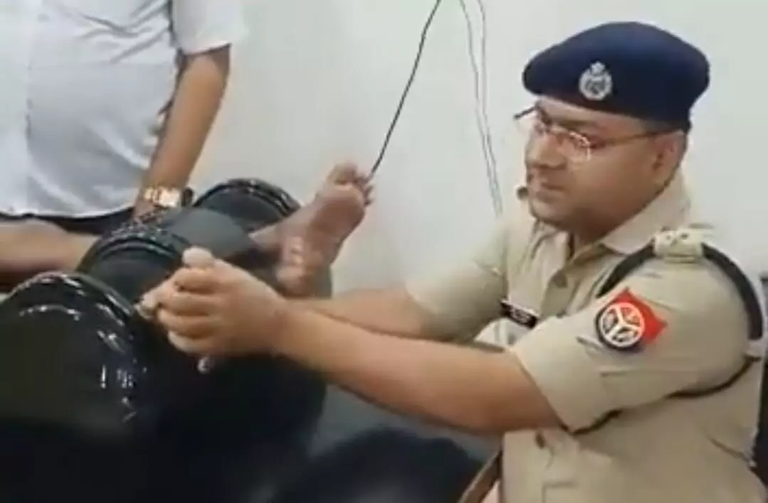 जब सेवा में दिखे IPS अजय- भोलों के दबाये थे पैर- हेलीकॉप्टर से बरसाये फूल