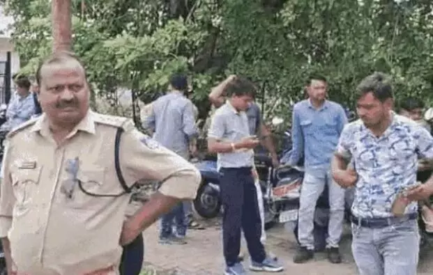 पुलिस के सामने रिटायर्ड फौजी ने भाजपा नेता बिल्डर को मारी गोली