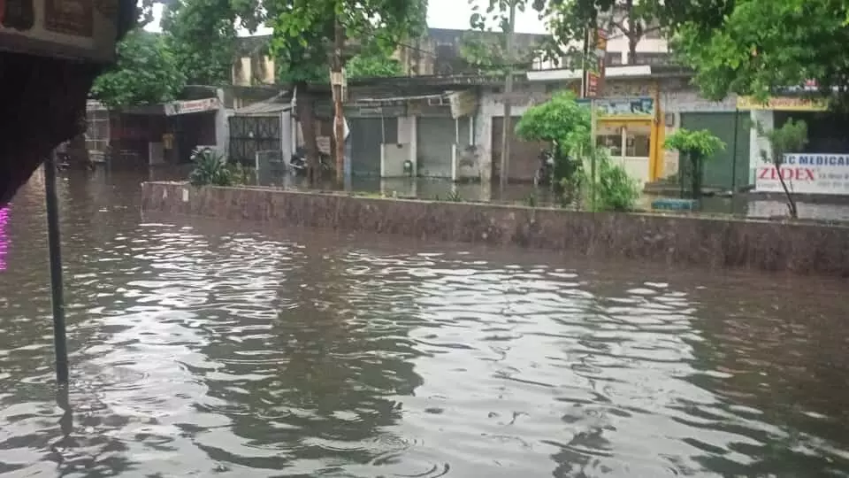 बारिश से सड़कें हुई जलमग्न- कांवडियों की राह में पानी ही पानी