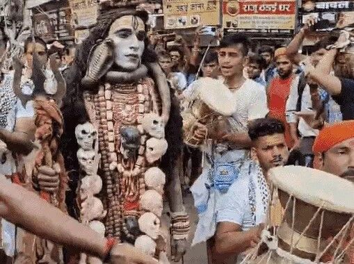 मंदिरों में पैर रखने की जगह नहीं- कांवड़ियों पर मुसलमानों ने बरसाए फूल