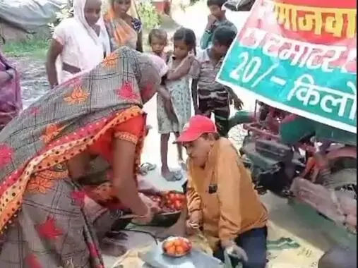 PDA स्टॉल पर 20 रुपए किलो बिका समाजवादी टमाटर- लगी खरीदारों की भीड़