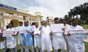 तीन नेताओं को अदालत में हंगामा- अब अदालत ने सुनाई यह सजा