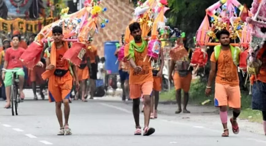 कांवड़ खंडित होने पर डाक कावड़ियों का हंगामा- स्कूटी सवार दो युवकों...