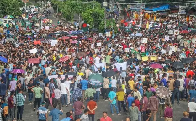 नई सरकार के खिलाफ हिंदुओं ने खोला मोर्चा- भगवामय हुई ढाका की सड़कें