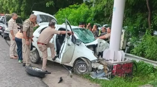 बड़ा हादसा- बेकाबू कार पोल से टकराई- सगे भाइयों समेत तीन की जिंदगी गई