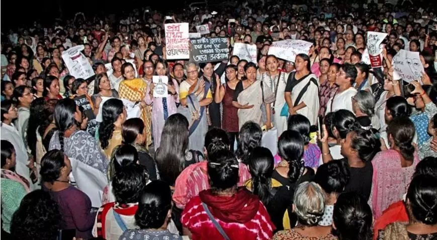 मृतक डॉक्टर को न्याय दिलाने सड़क पर उतरी महिलाओं ने उड़ाई ममता की...