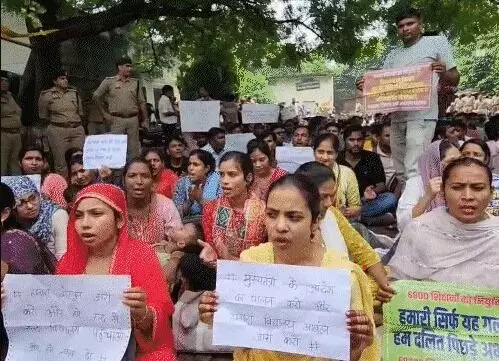 शिक्षक अभ्यर्थियों ने निदेशालय पर डाला डेरा- बोले जब तक सरकार नहीं..