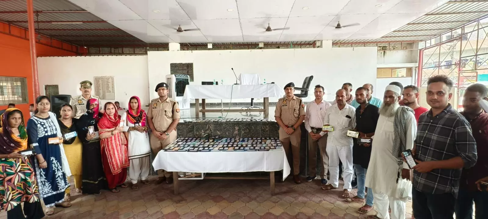 मुजफ्फरनगर पुलिस ढूंढकर लाई बहुत सारे फोन- मालिकों के खिले मुखड़े