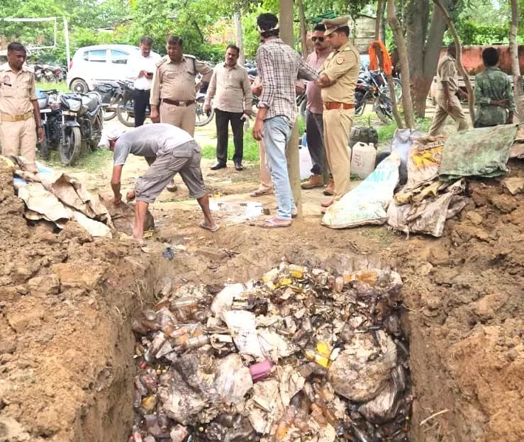 थाने पर नष्ट कराई गई 7 लाख की अवैध शराब- अफसर खुद रहे मौजूद