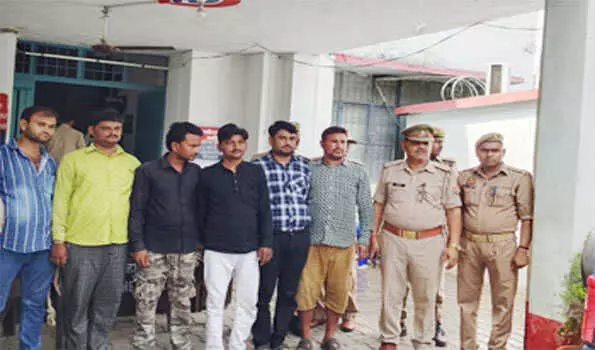 पुलिस ने घर के अंदर चल रहे जुए का किया भंड़ाफोड़- 6 जुआरी गिरफ्तार