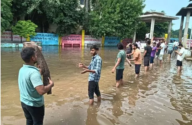 बारिश से आफत- शमशान में हुए जल भराव में ऐसे हुआ अंतिम संस्कार