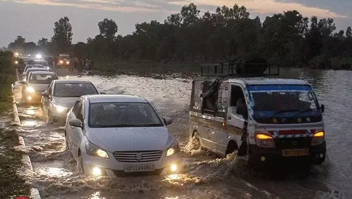 हाईवे पर जमा हुए 2 फीट पानी ने रोकी गाड़ियों की रफ्तार- एक लेन बंद