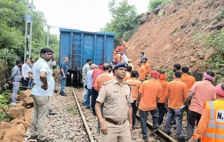 लैंडस्लाइड से रेलवे ट्रैक पर गिरा पहाड़ का मलबा- ट्रेन का इंजन हुआ...