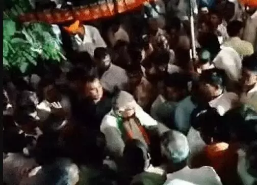 गांव पहुंचे BJP उम्मीदवार का विरोध- लोगों को उग्र होते देख गांव से....