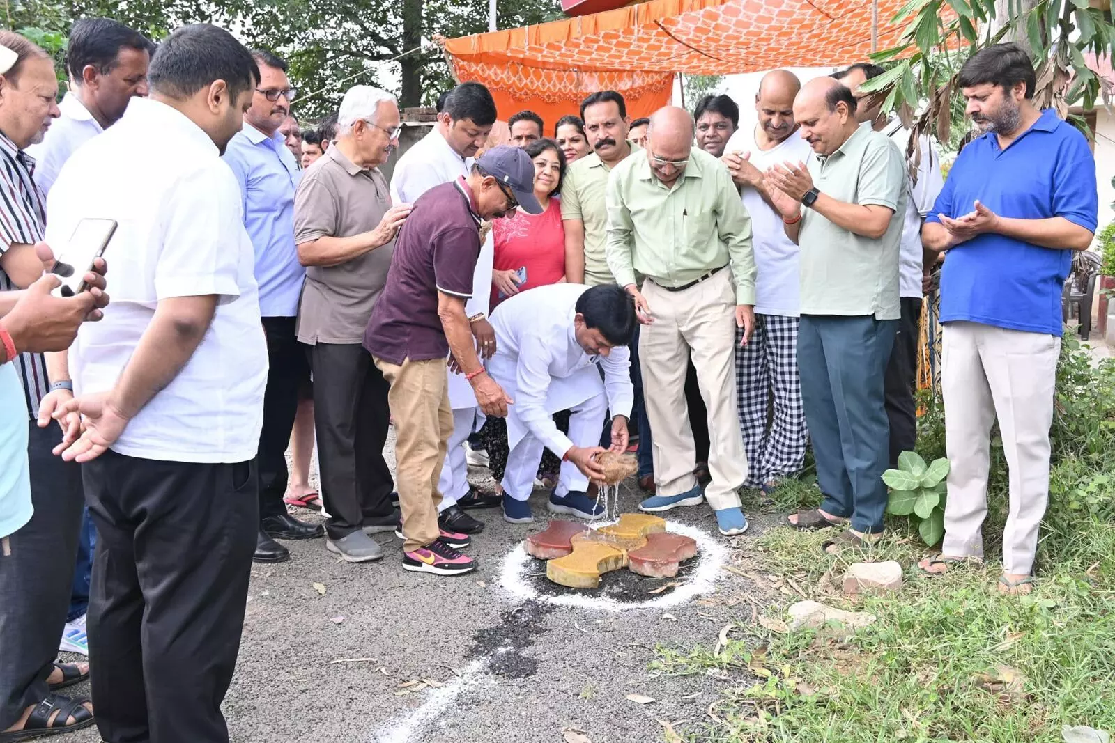 नारियल फोड़कर मंत्री कपिल देव ने किया नाला निर्माण का शिलान्यास