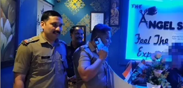 स्पा सेंटर पर पुलिस का छापा- ऐसी हालत में मिले लड़के लड़कियां