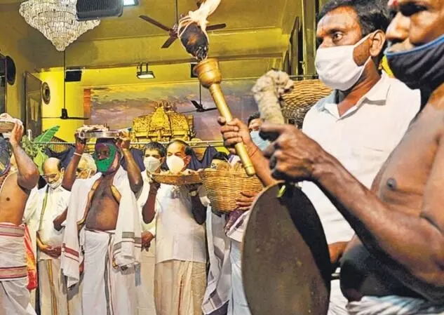 तिरुपति मंदिर के प्रसादम को लेकर नया विवाद- भक्त ने किया कीड़ा मिलने..