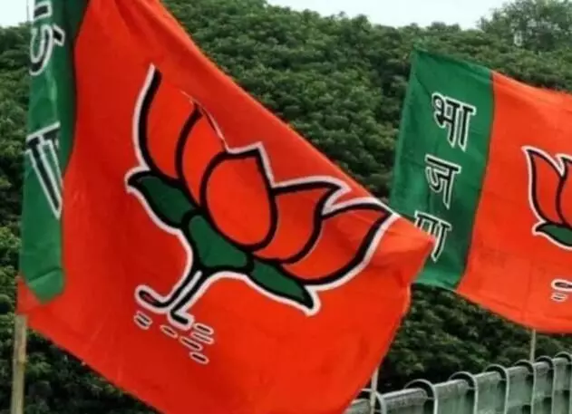 BJP का कमाल- जिसके लगे होर्डिंग उस सपा नेता को बनाया उम्मीदवार