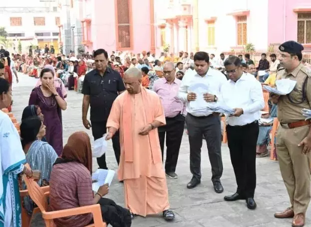 सीएम ने मंदिर में लगाया जनता दरबार- मुलाकात कर सुनी लोगों की समस्याएं