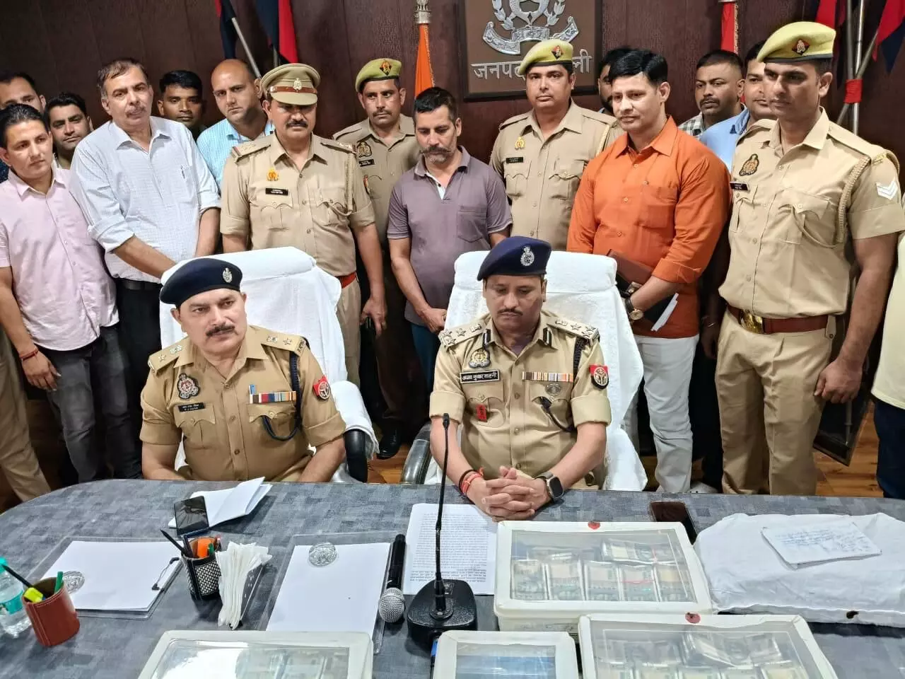 दिन दहाड़े बैंक से लूट लिए 40 लाख मगर पुलिस से नही बच सका - अरेस्ट