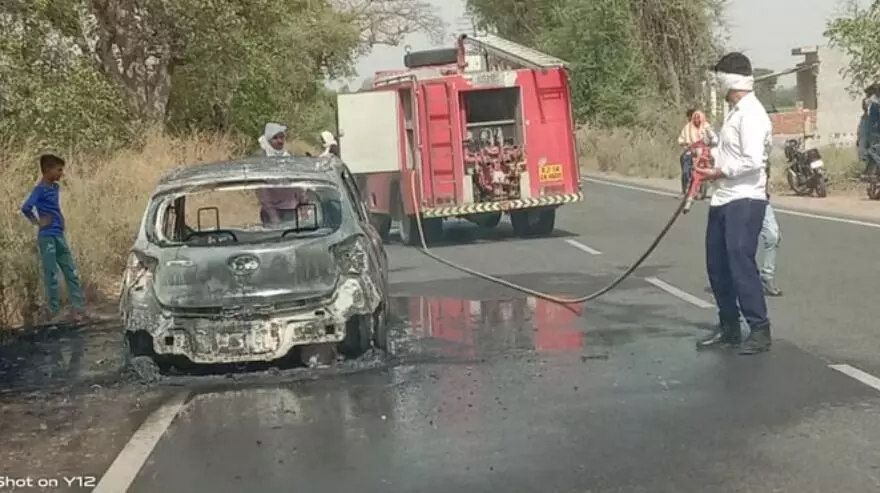 चलती कार में लगी आग- जलकर हो गई पूरी तरह खाक- चार युवकों...