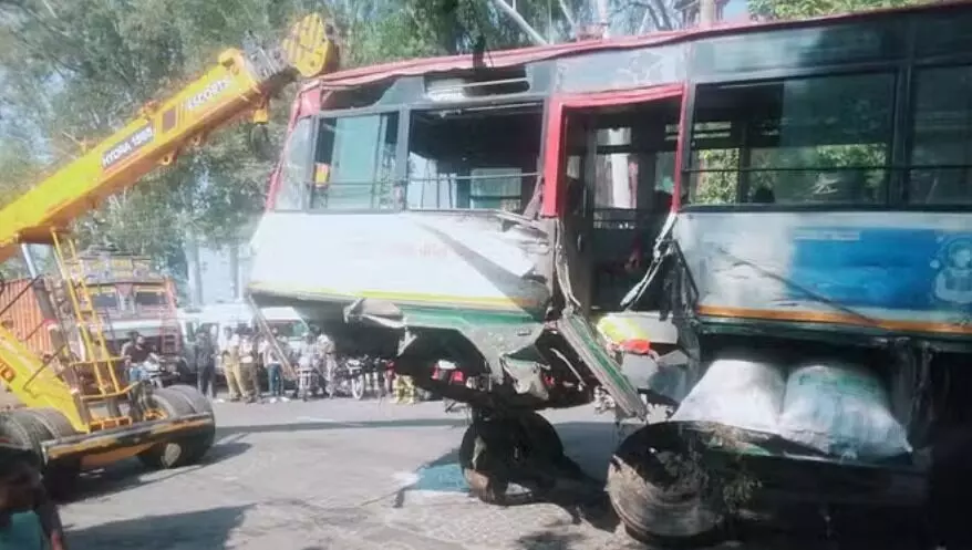 रफ्तार का कहर- बेलगाम रोडवेज बाइक ठेले को टक्कर मारने के बाद पलटी