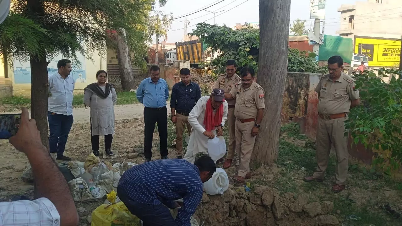 थाने पर नष्ट कराई गई सैंकड़ों लीटर शराब- अफसर रहे उपस्थित