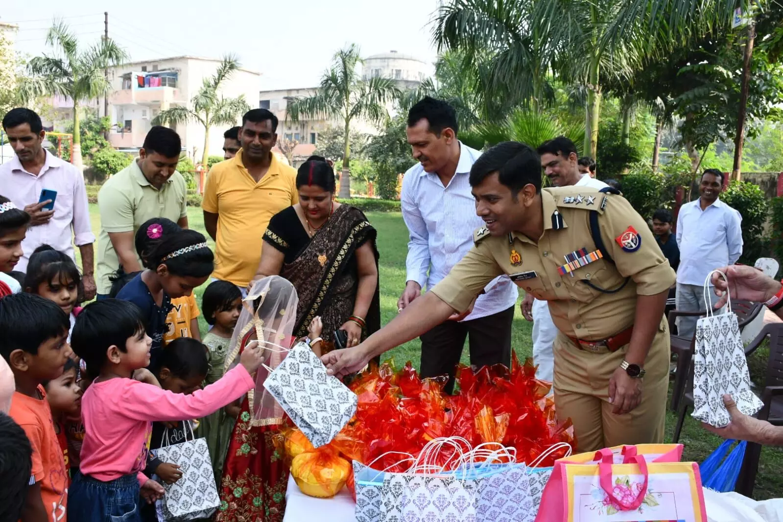 पुलिस परिवार व बच्चों के संग मनाई कप्तान अभिषेक ने दीवाली- बांटी मिठाई