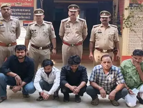 दरोगा को दौड़ाकर पुलिस की गाड़ी तोड़ने वाले 5 आरोपी लगे हाथ-अब देख रहे..