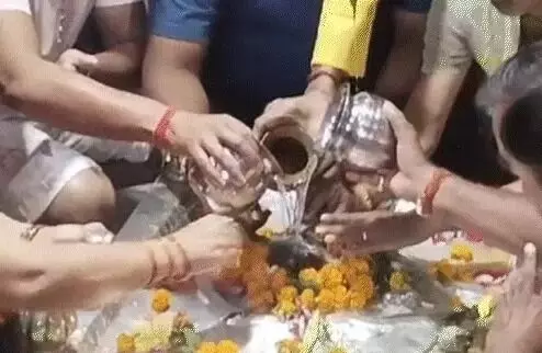 सपा प्रत्याशी के जलाभिषेक के बाद मंदिर का शुद्धिकरण- मंगाया गया गंगाजल