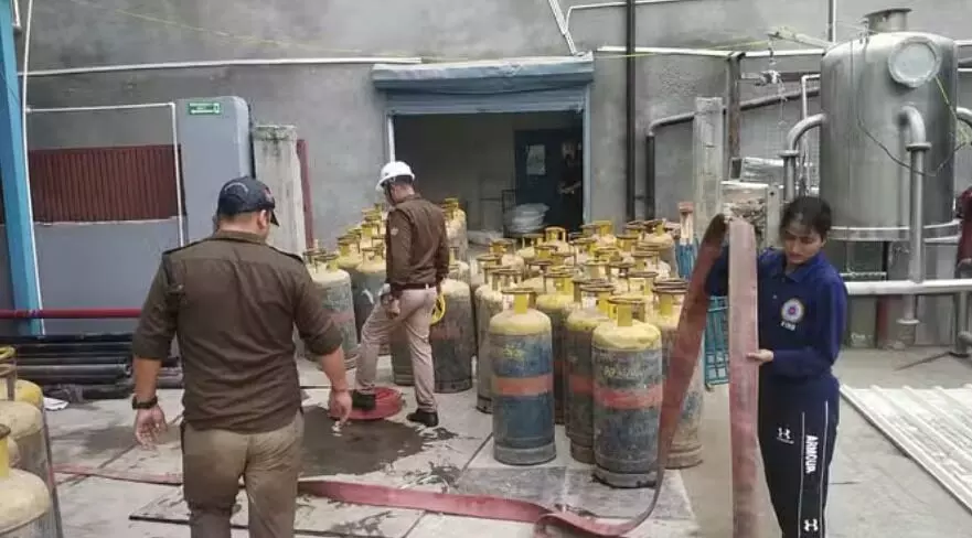 LPG सिलेंडर में गैस लीक होने से दवा फैक्ट्री आग में धधकी- 9 कर्मचारी..