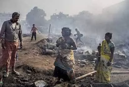 कूडे में लगी आग ने मचाया तांडव- झुग्गी झोपड़ी जलाकर कर दी राख