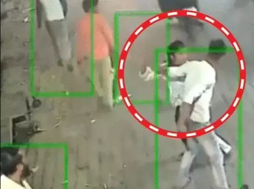 14 वर्षीय किशोर पर सरेआम धारदार हथियार से हमला- CCTV में कैद